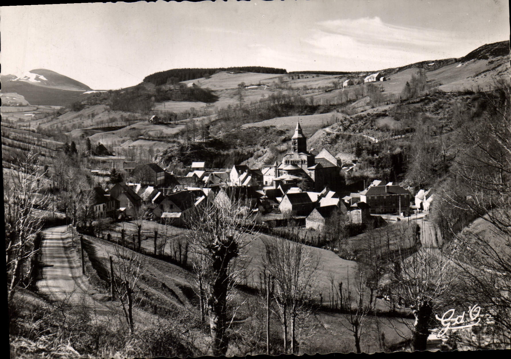 CPSM Perspective sur Orcival et la Vallee du Sioulet En Premier Plan Route de Clermont Ferrand 