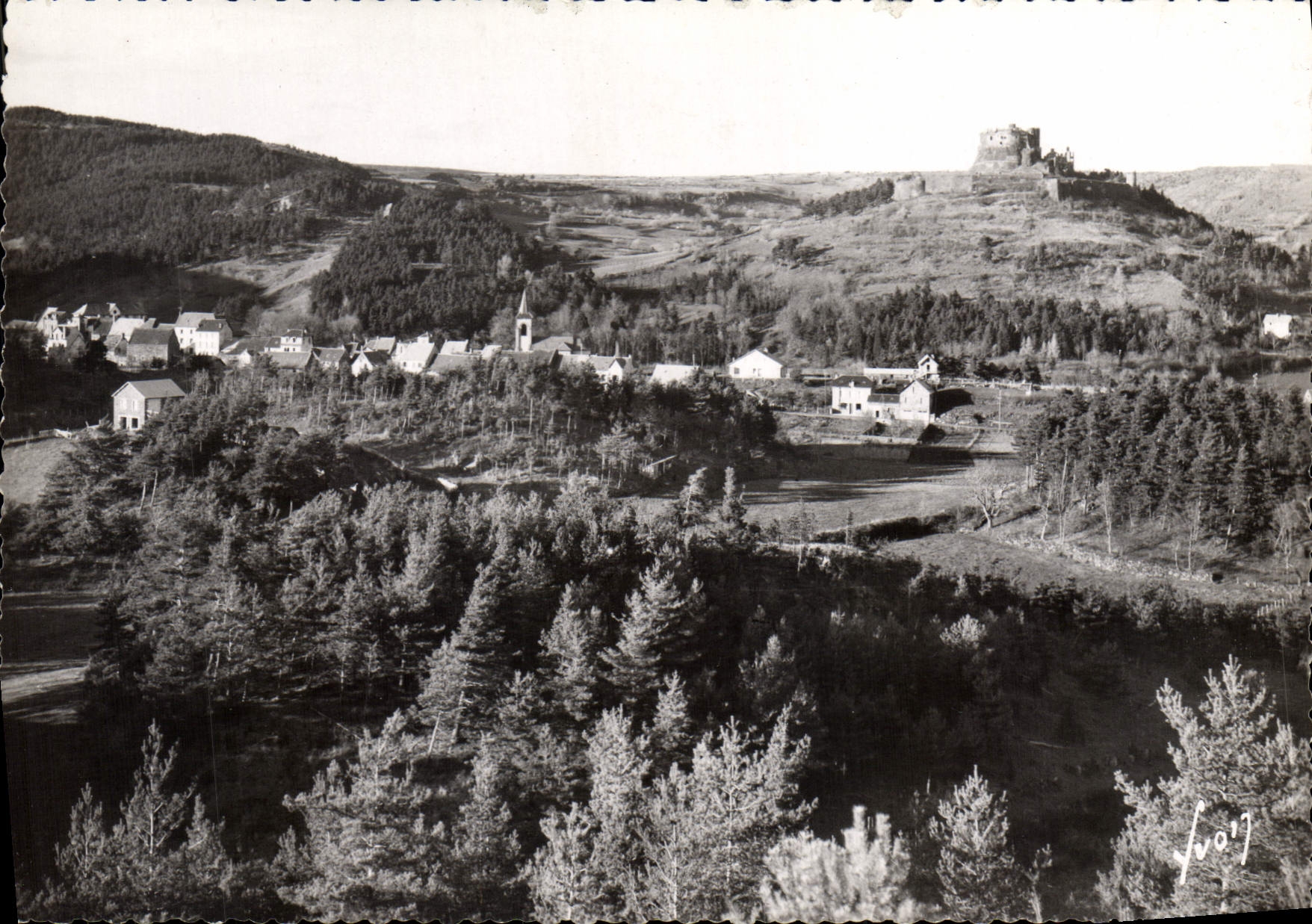 CPSM Murols Puy de Dome vue generale et les ruines du Chateau Feodal 