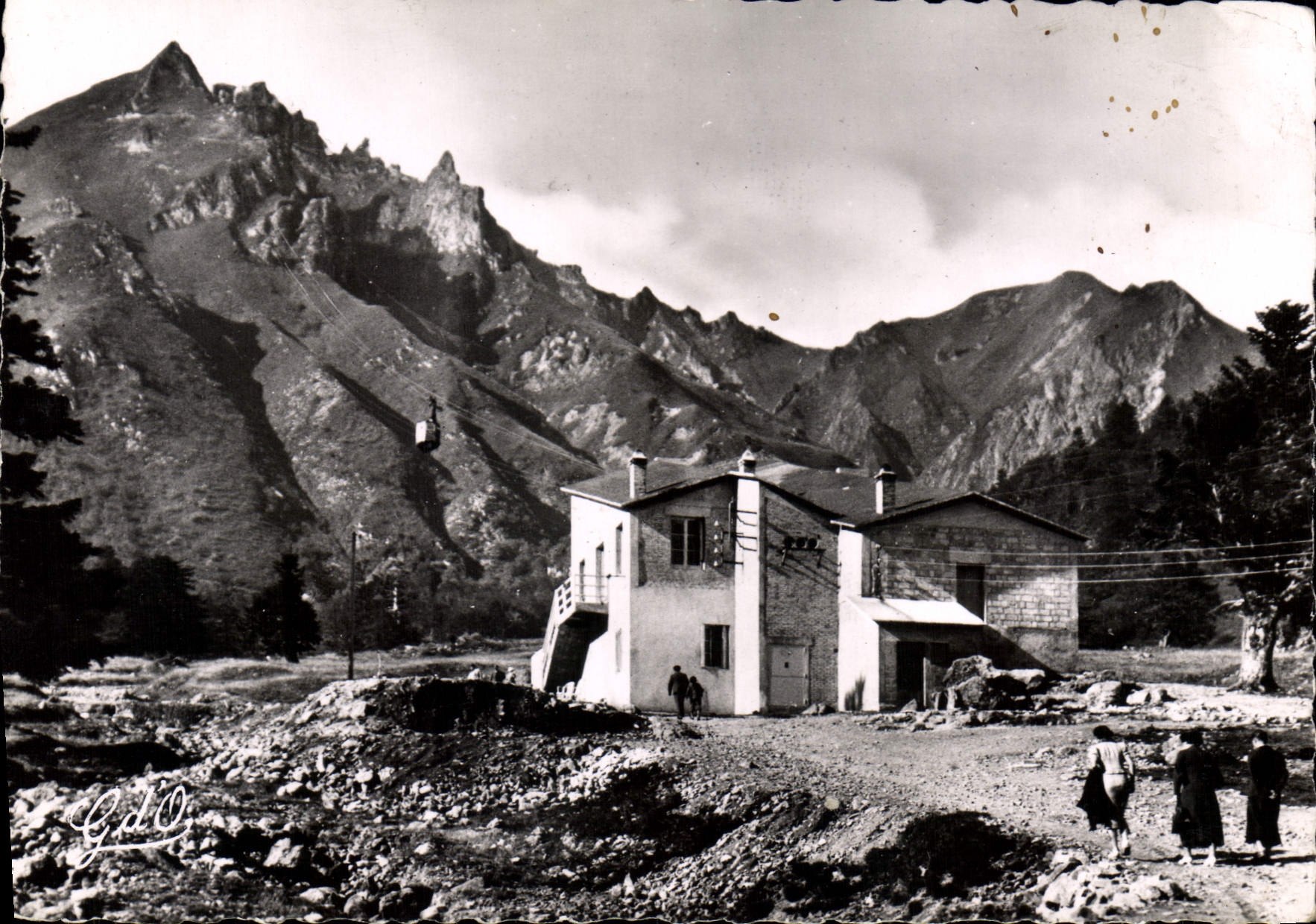 Le Mont-Dore - Sancy — Gare de départ du Téléphérique et Vallée d'Enfer — Photo-Ed. G.d.O.