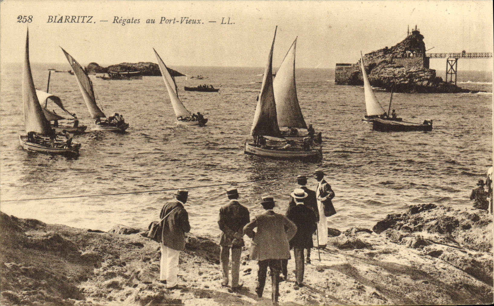 CPA Biarritz Ragates au Port Vieux 