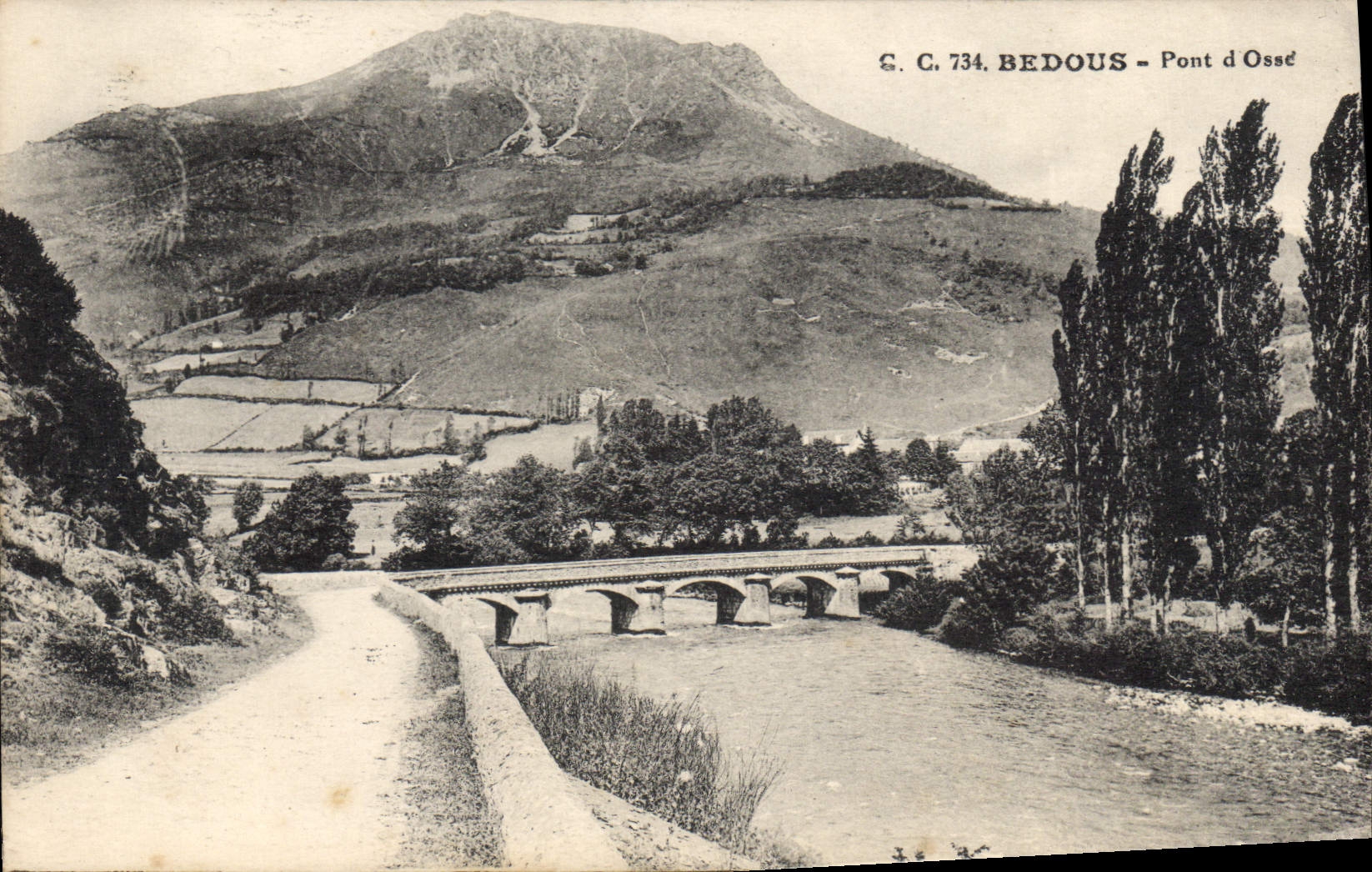 Bedous - Brücke von Osse — Ansicht der Brücke über die Osse mit Berg im Hintergrund — G.C. 734
