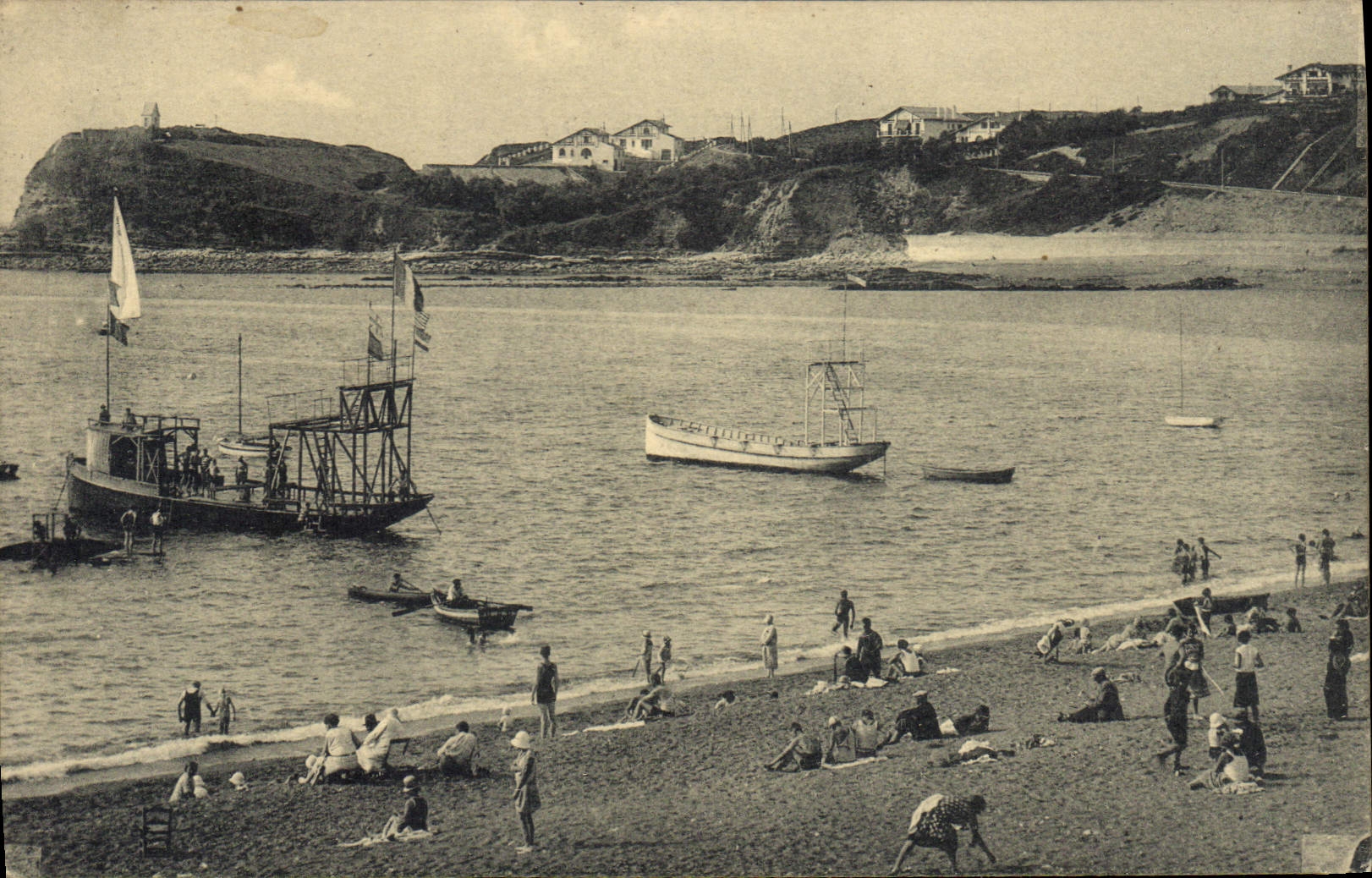 St-Jean-de-Luz — Un coin de la Plage et la pointe de Ste-Barba — Édit. Grand Bazar Pétillon