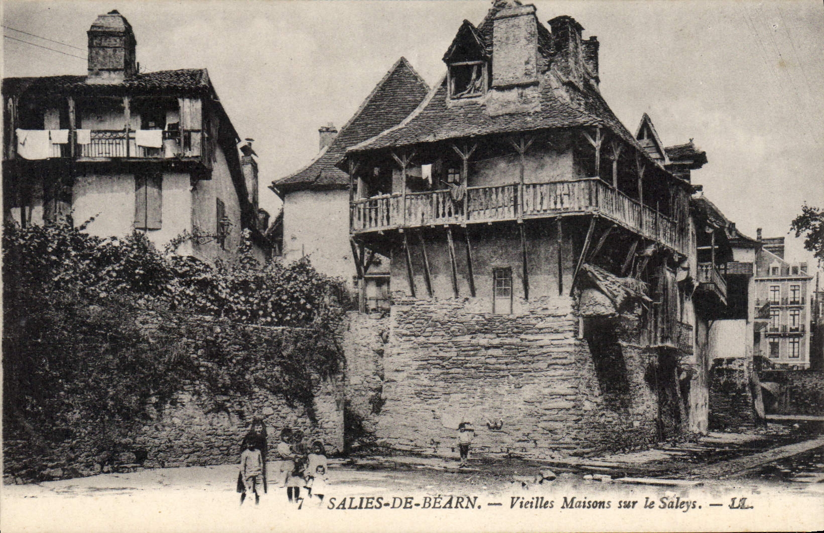 Salies-de-Béarn — Casas antiguas en el Saleys — LA.