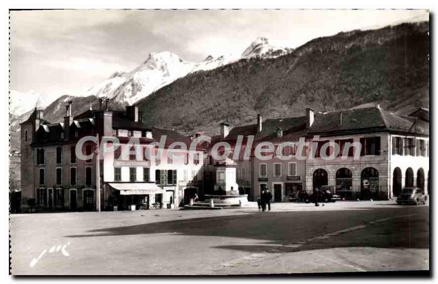 CPA Laruns Basses Pyrenees La Place de l'Eglise 