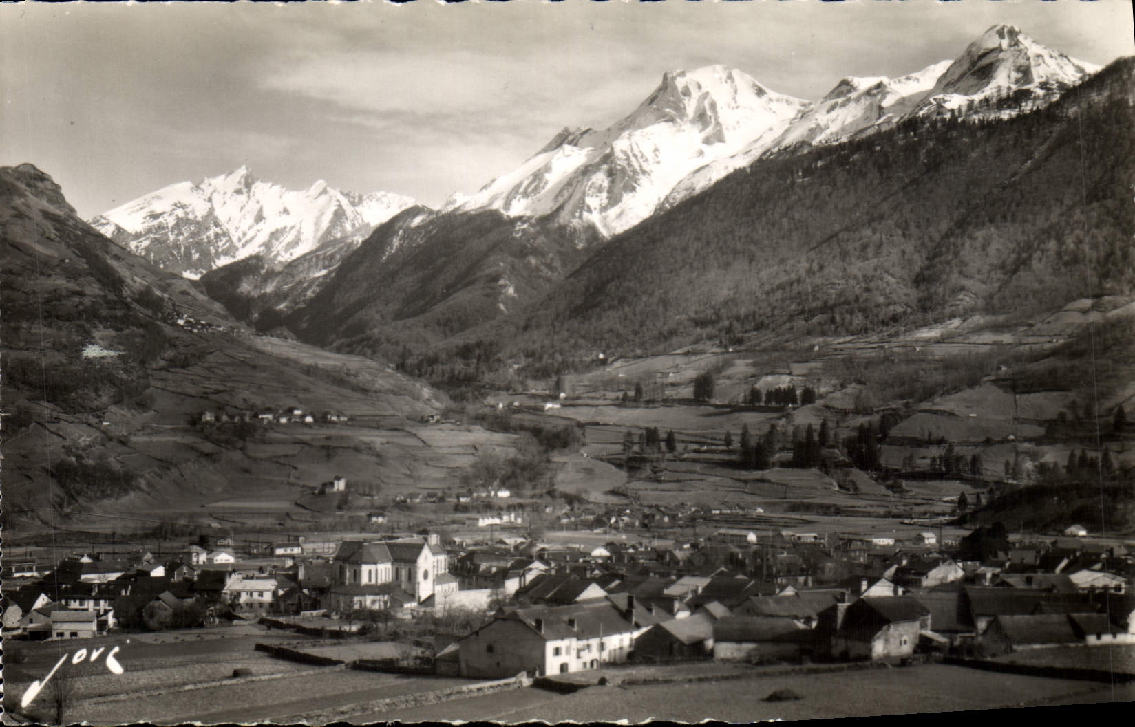 CPA Laruns Basses Pyrenees vue generale le Ger 