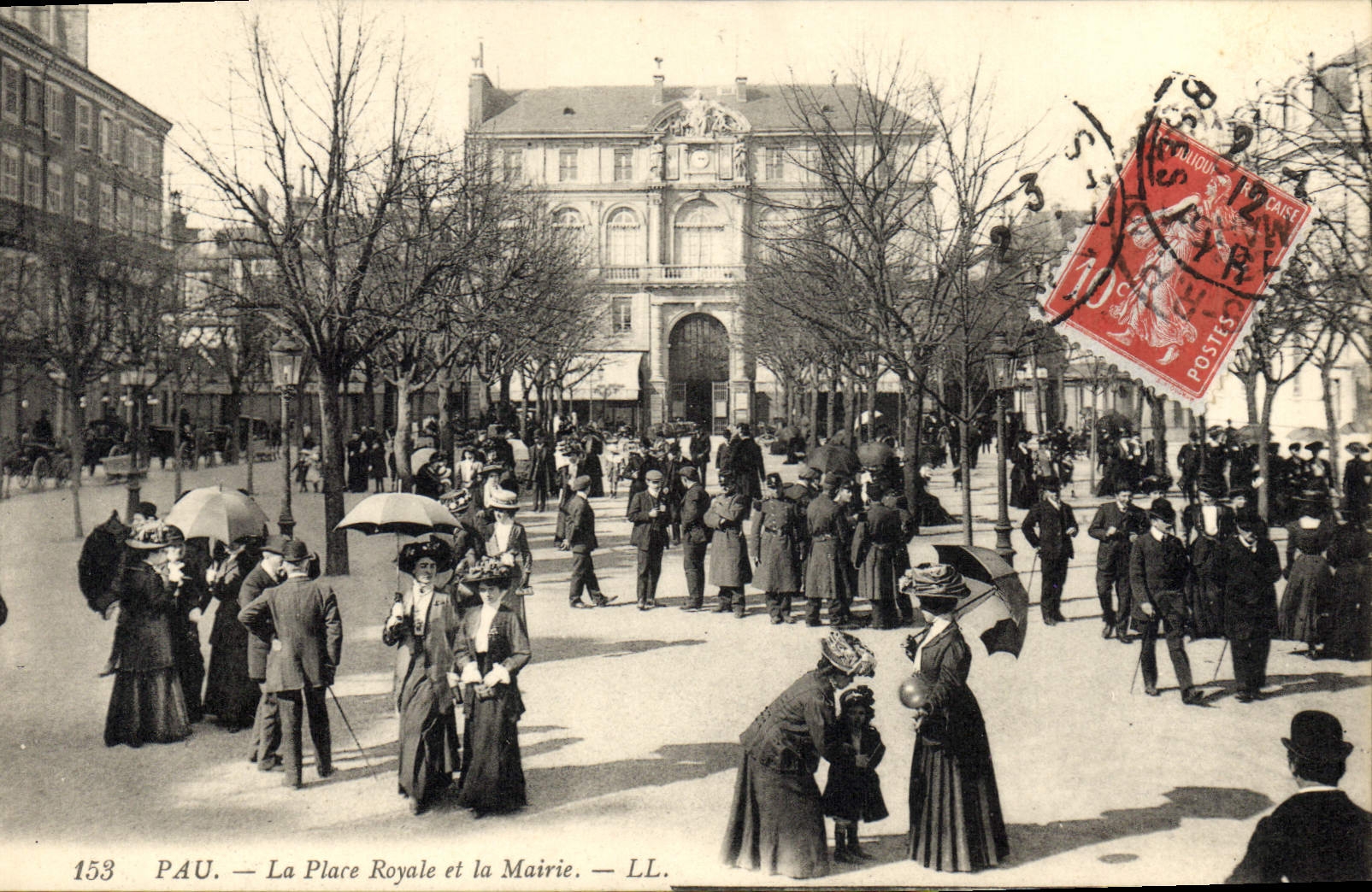 CPA Pau La Place Royale et la Mairie 