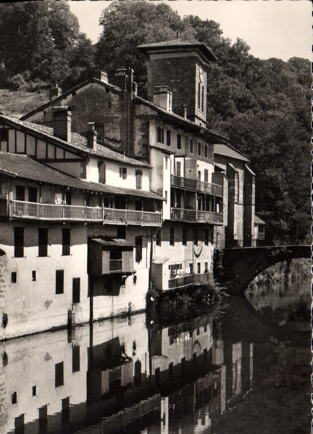 Saint-Jean-Pied-de-Port — Casas vascongadas sobre la Nive y el Puente de España — Cie des Arts Photomécaniques, 44, r. Letellier, París-15