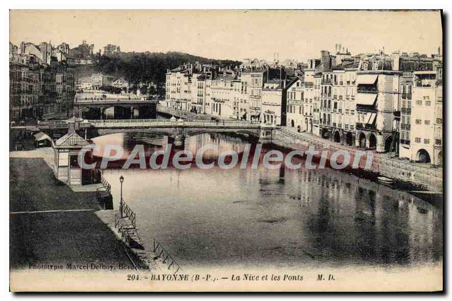 CPA Bayonne Basses Pyrenees La Nive et les Ponts 