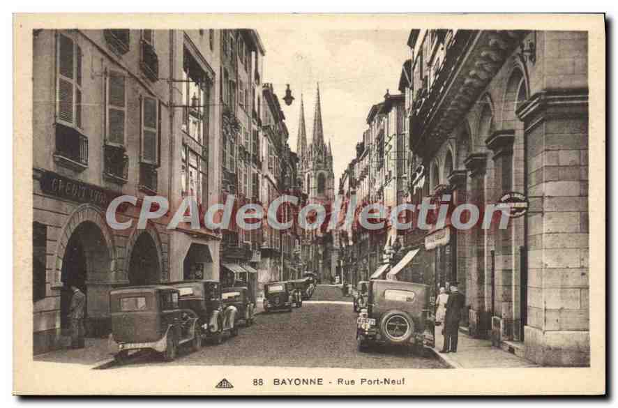 Bayonne - Rue Port-Neuf — vue de la rue avec voitures d'époque et église en arrière-plan — éditeur C.H. des Arts, Strasbourg