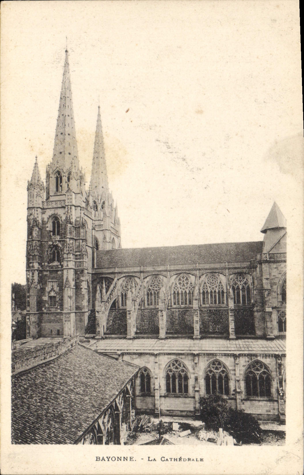 Bayonne - La Cathédrale — vue de la façade et des tours