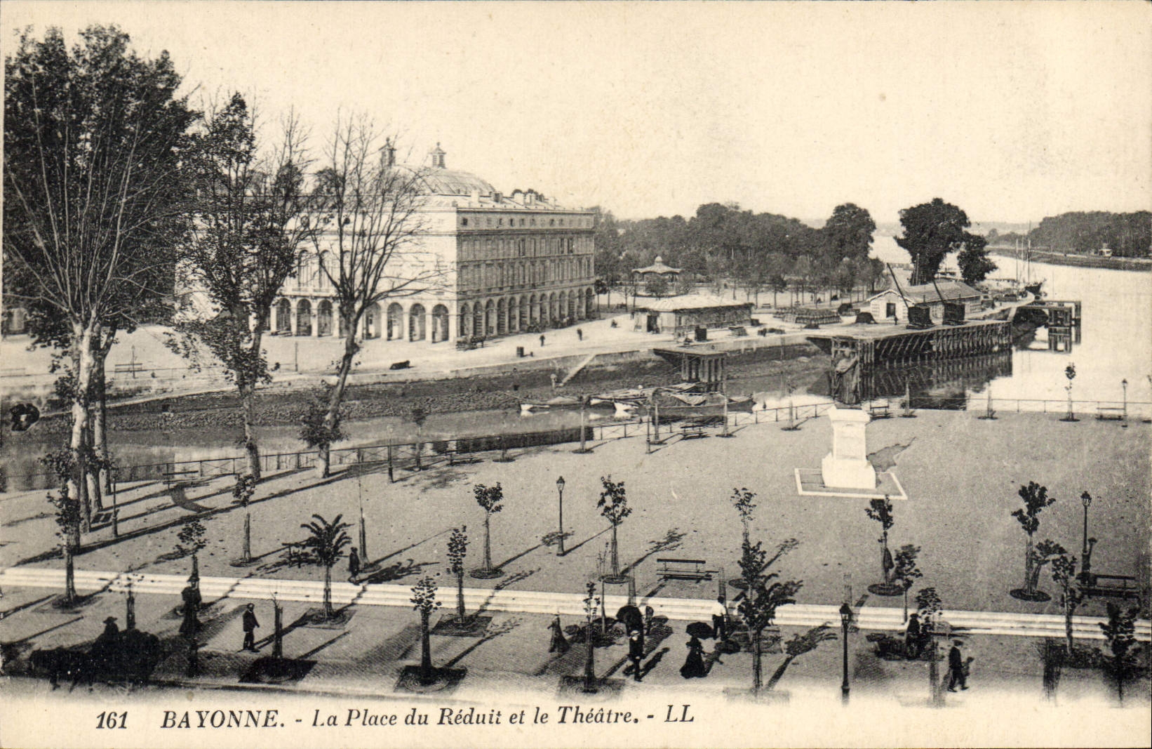 CPA Bayonne La Place du Reduit et le Theatre 