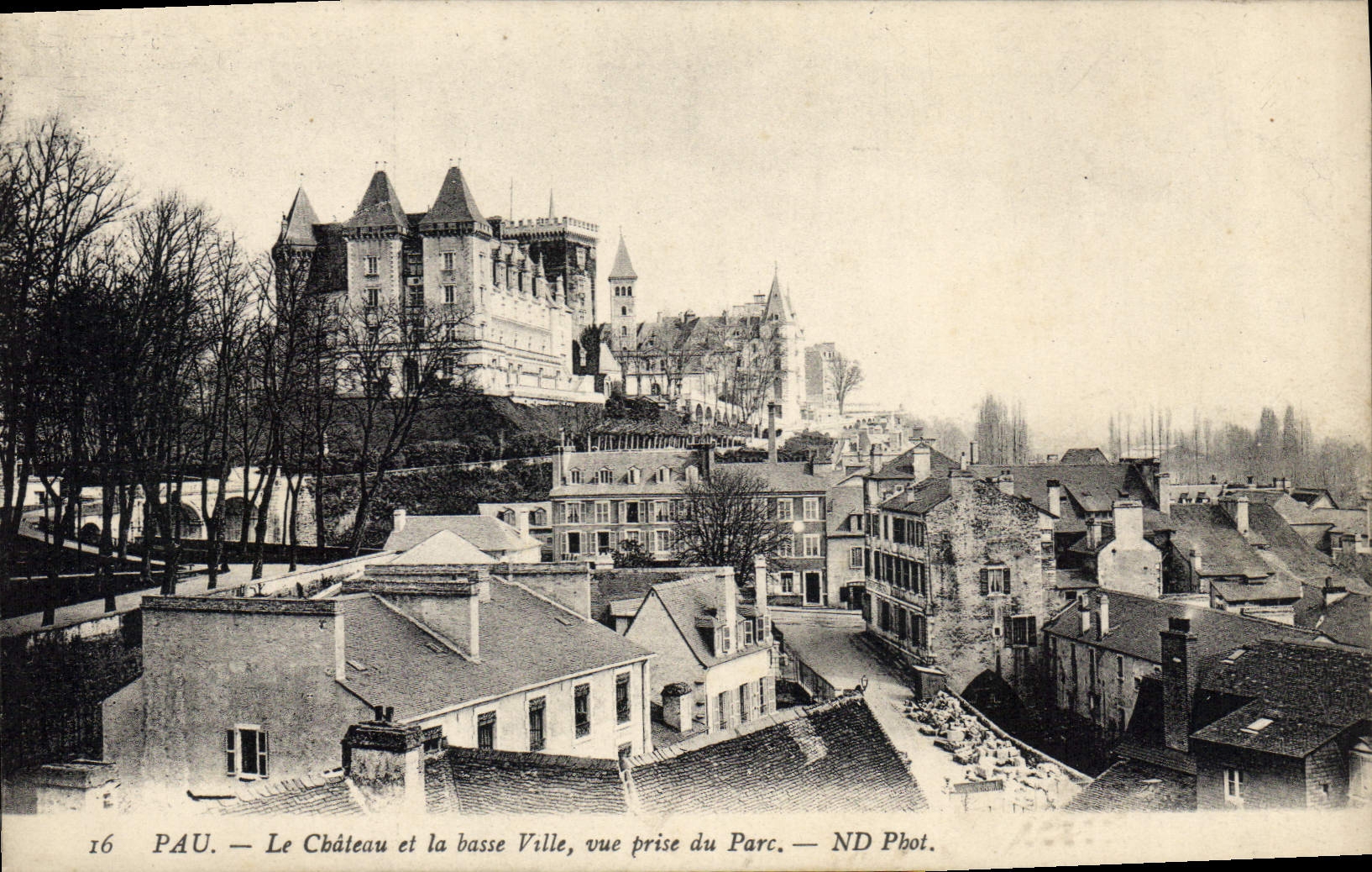 Pau — Le Château et la basse Ville, vue prise du Parc — ND Phot.