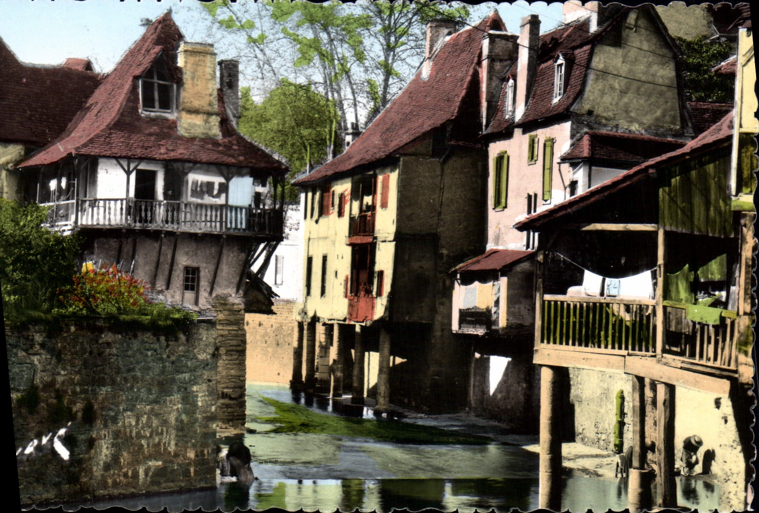 Barrio antiguo pintoresco en el Sèyeys — Salies-de-Béarn — Ediciones Jove