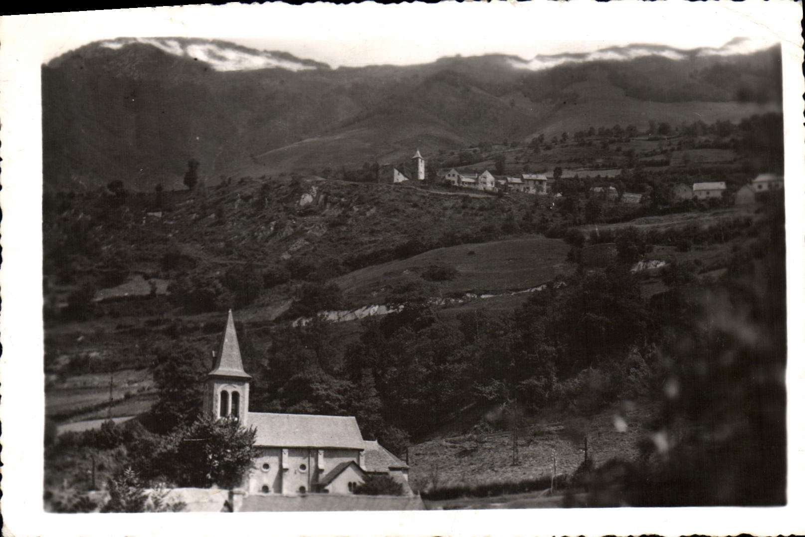 La Haute Vallée d'Aspe (Bas-Pyrénées) — vue panoramique avec église et chaînes de montagnes — Éditions Capdeville, Idéal-Négoce à Eydous