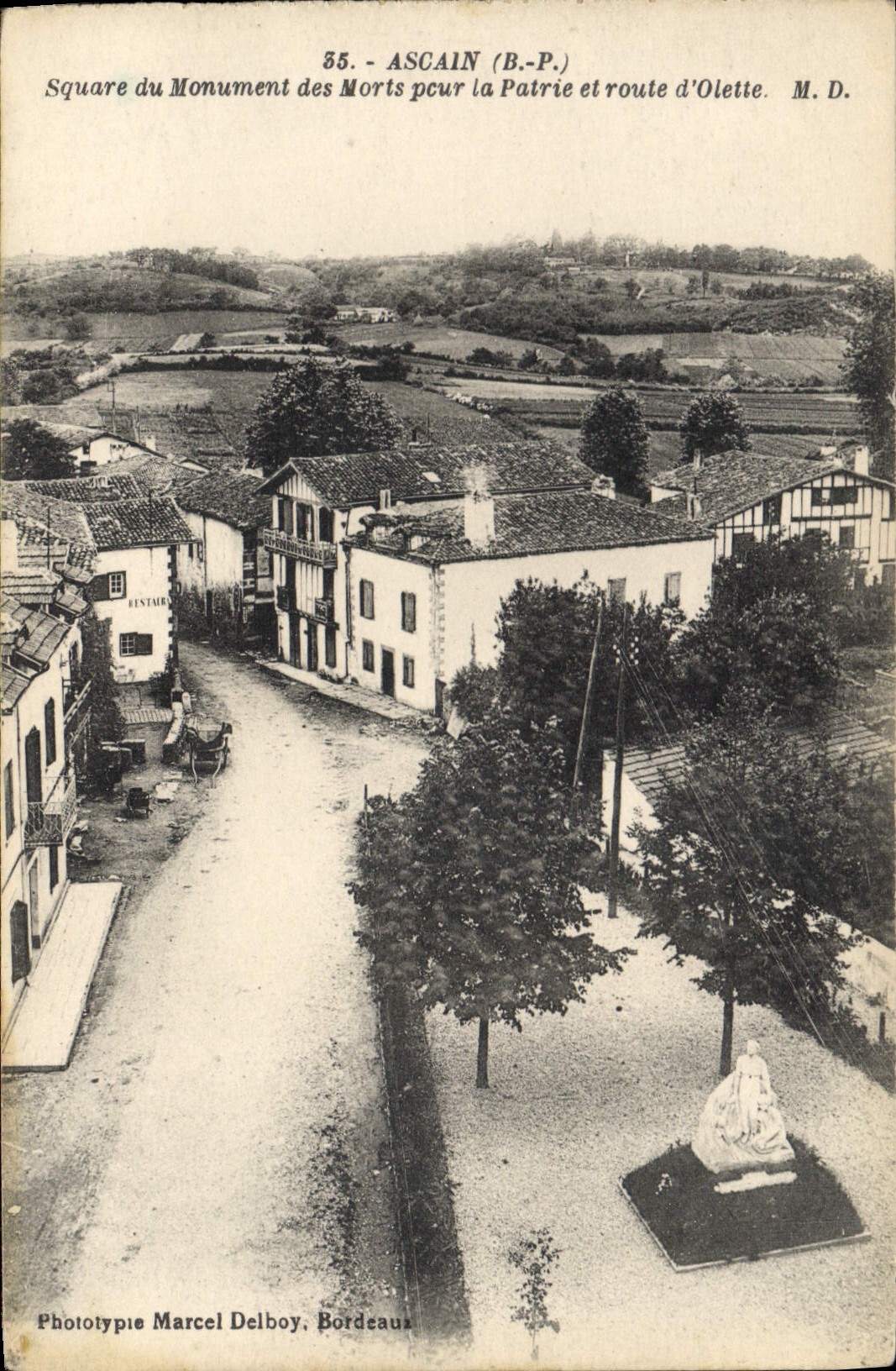 Ascain (B.P.) — Square du Monument des Morts pour la Patrie et route d'Olette — Phototypie Marcel Delboy, Bordeaux
