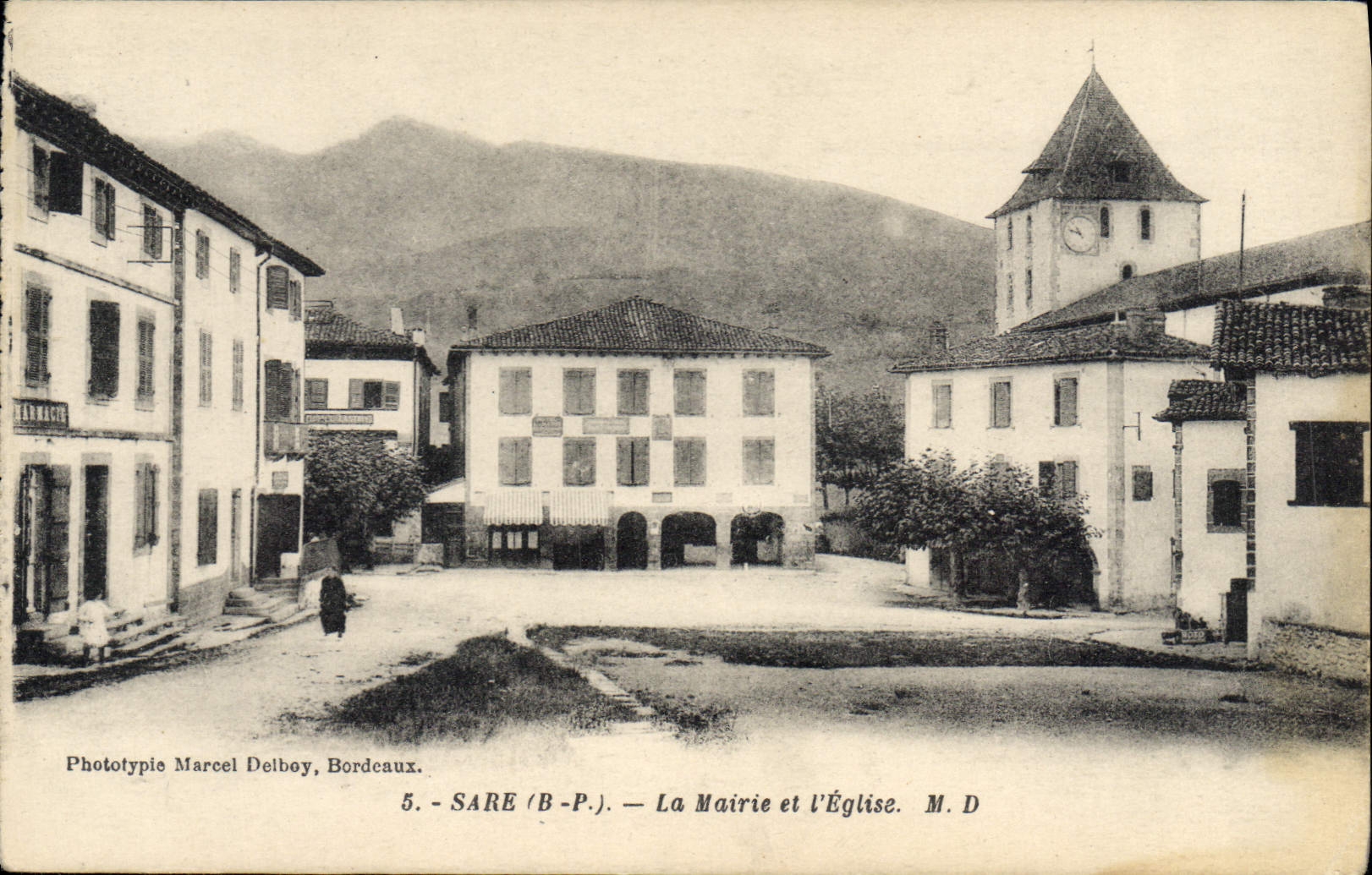 CPA Sare Basses Pyrenees La Mairie et l'Eglise 