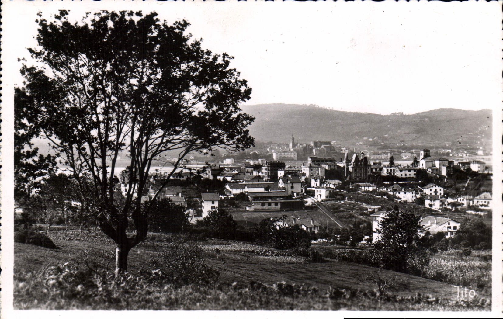 Hendaya — Vue de la ville au fond de Fontarrabie — Tito