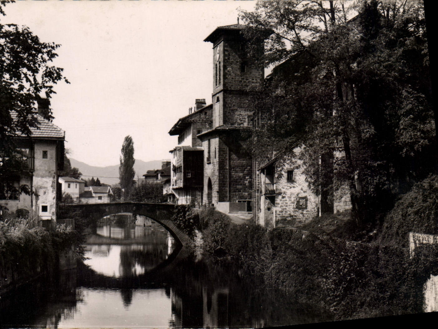 St-Jean-Pied-de-Port — Die Ufer der Nive und die Kirche — L. Châtelard