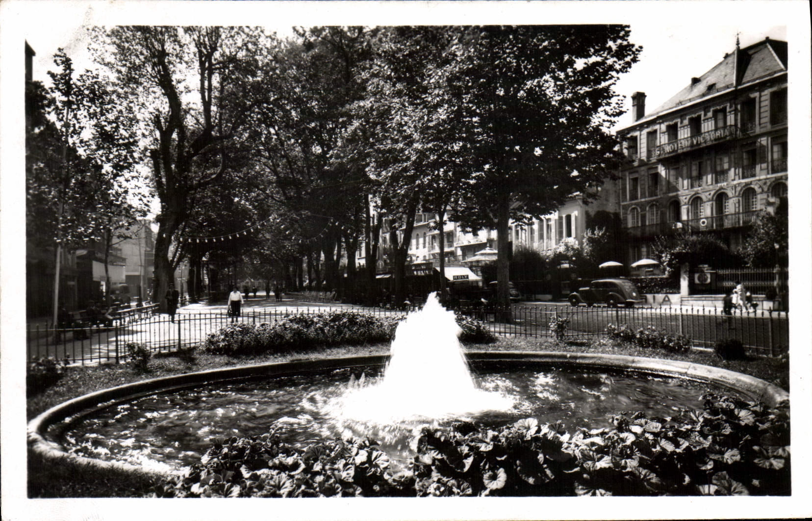 Brunnen in einem Park in Bagnères-de-Bigorre — Edition P. Quinault, n° 69