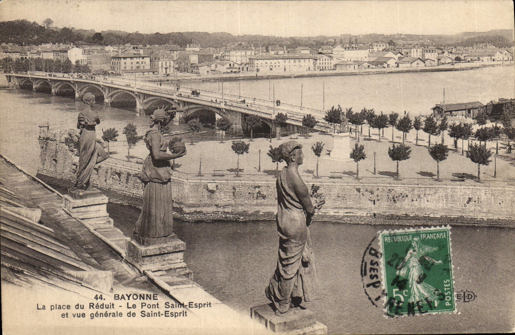 CPA Bayonne La Place du Reduit Le Pont Saint Esprit et vue generale de Saint Esprit 