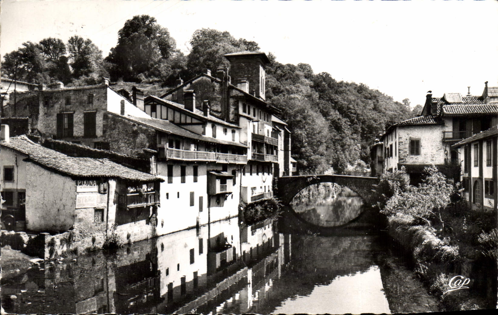 Saint-Jean-Pied-de-Port — Maisons basques sur la Nive et le Pont d’Espagne — C.A.P. n°107