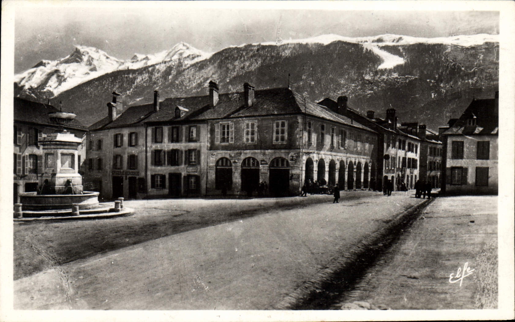 CPA Pyrenees Ocean Laruns La Place Vue du Couret 