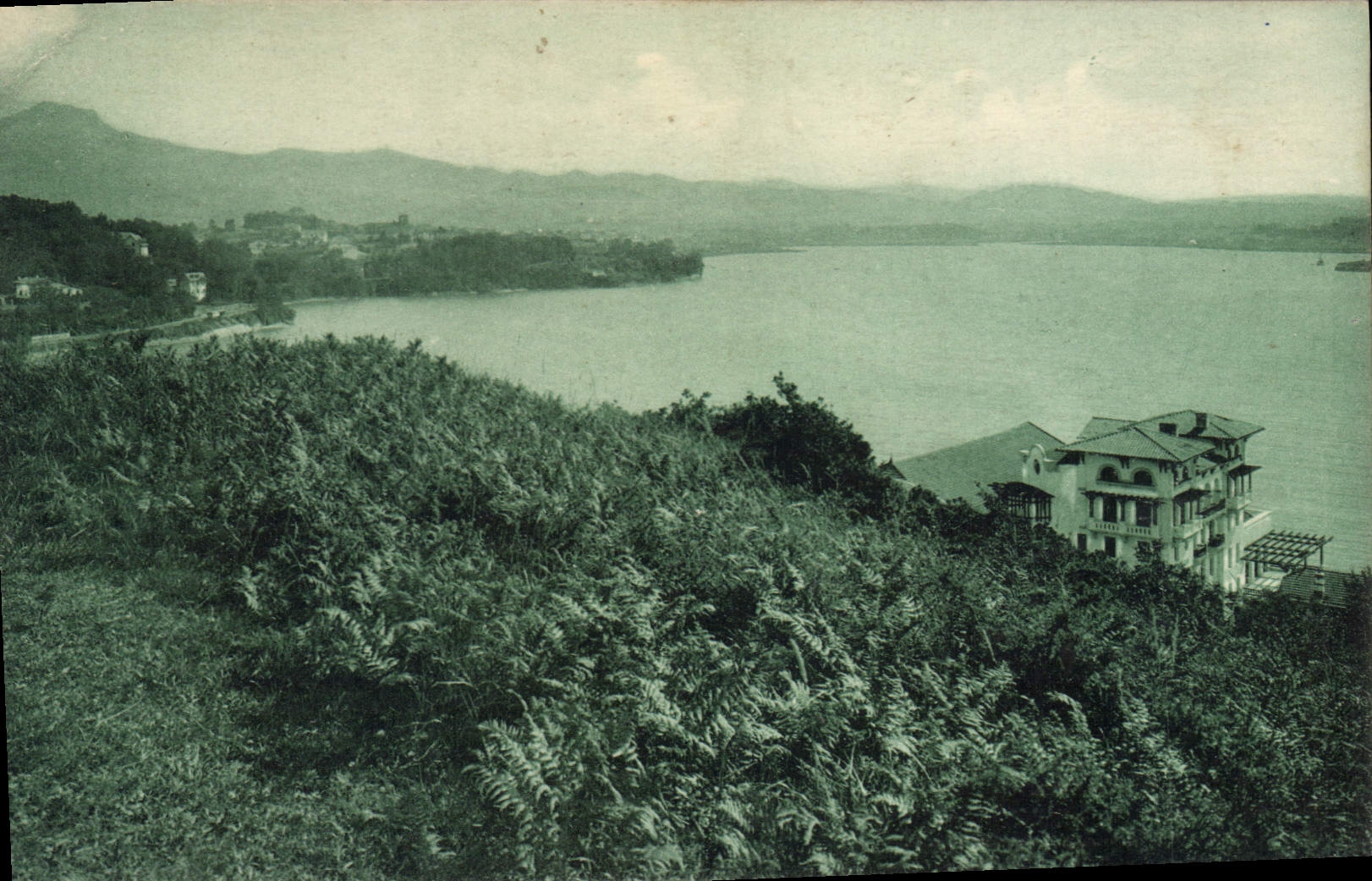 Hendaye (Côte Basque) — Vue sur la Baie et les Montagnes Espagnoles — L'Hôtel Bidassaoan — Éditeur A. Poultenier
