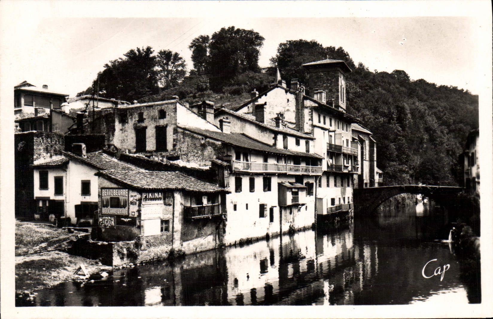 St-Jean-Pied-de-Port — Vieilles maisons sur la Nive et le Pont d'Espagne — C.A.P. Paris