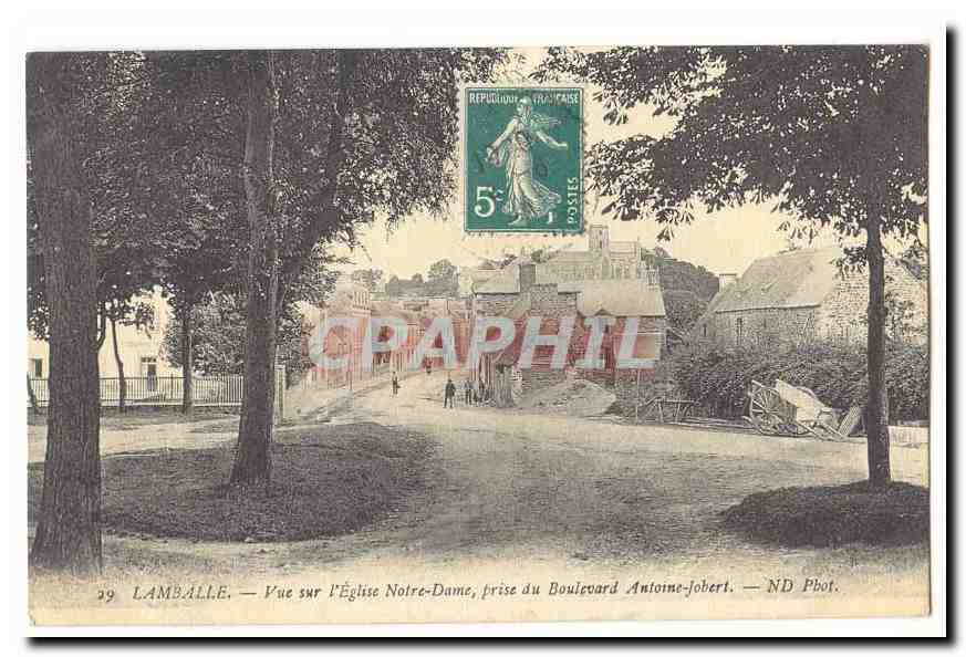 Lamballe — Vue sur l'Église Notre-Dame, prise du Boulevard Antoine-Jobert — ND Phot.