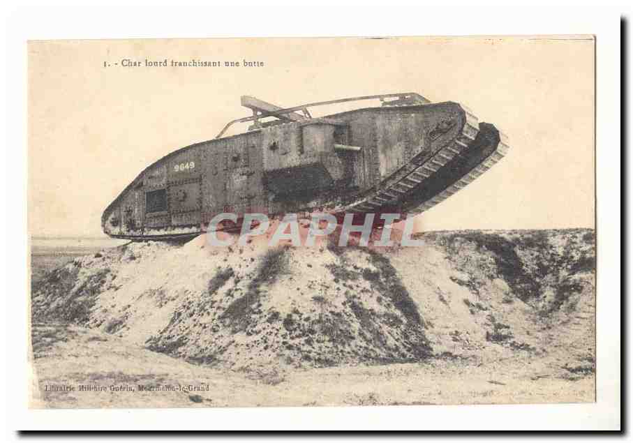 CPA Militaria Char lourd franchissant une butte tank