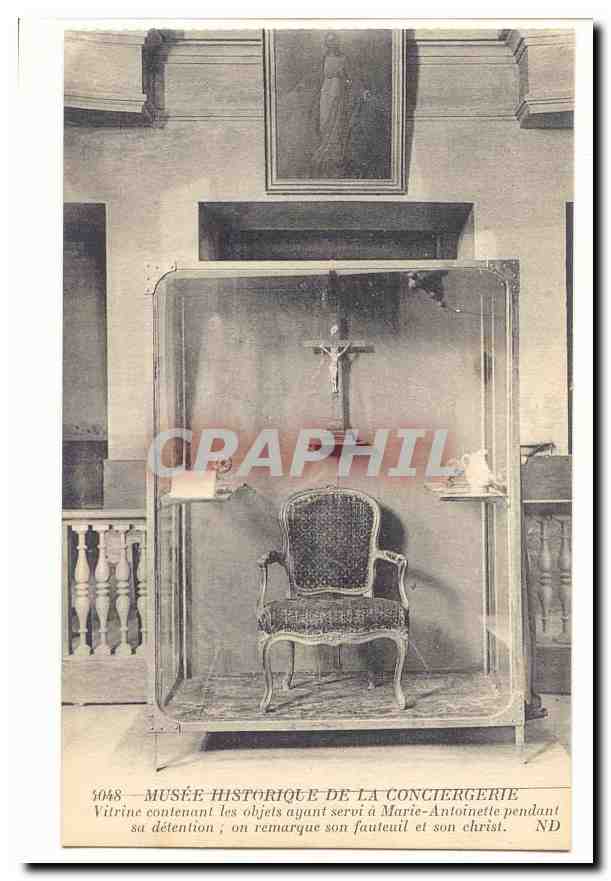 Paris (1er) CPA conciergerie Musee historique Vitrine contenant les objets de Marie Antoinette fauteuil Christ