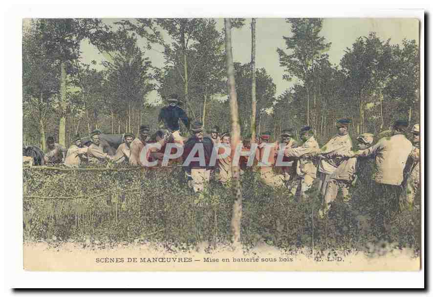 CPA Militaria Scenes de manoeuvres Mise en batterie sous bois