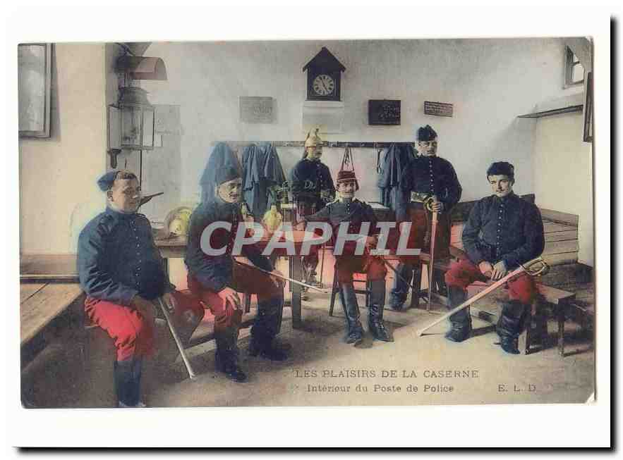 CPA Militaria Les plaisirs de la caserne Interieur du poste de police