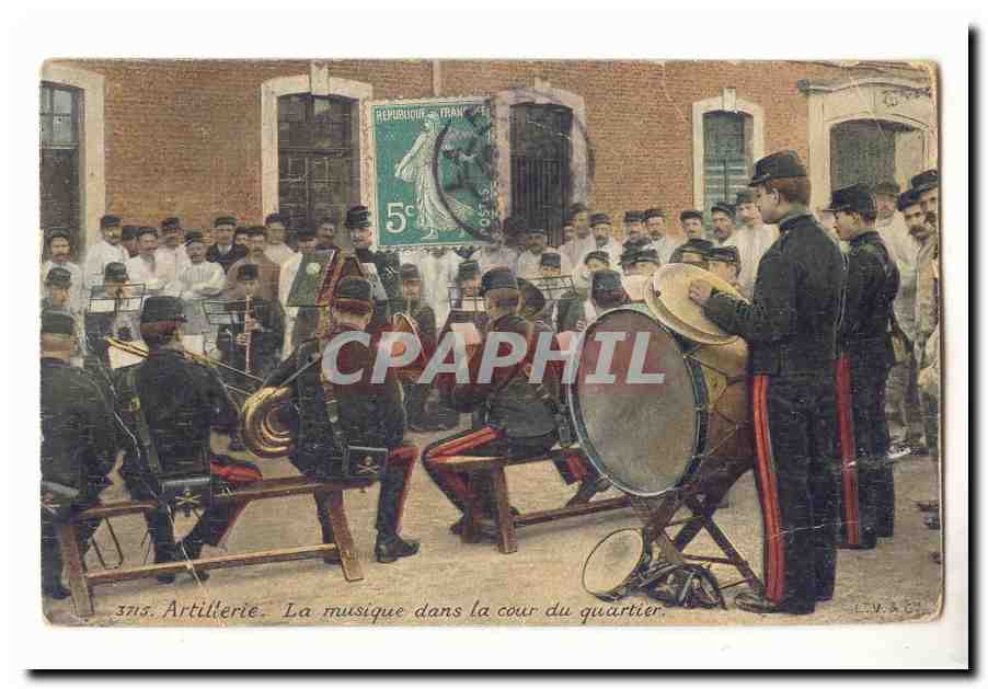CPA Militaria Artillerie La musique dans la cour du quartier