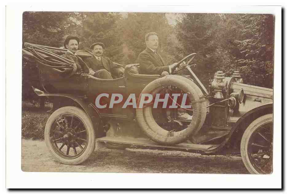 Trois hommes dans une voiture ancienne — éditeur non visible