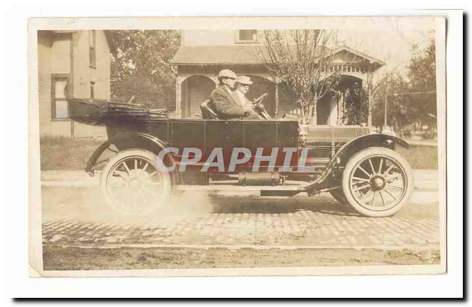 Deux hommes dans une voiture ancienne — scène de rue — éditeur non identifié