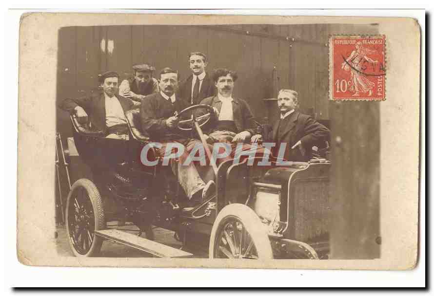 Groupe d'hommes dans une automobile ancienne — éditeur inconnu