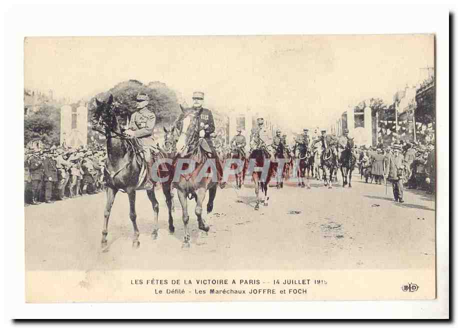 Les fetes de la victoire a Paris 14 juillet 1919 CPA Le defile Les marechaux Joffre et Foch (militaria)