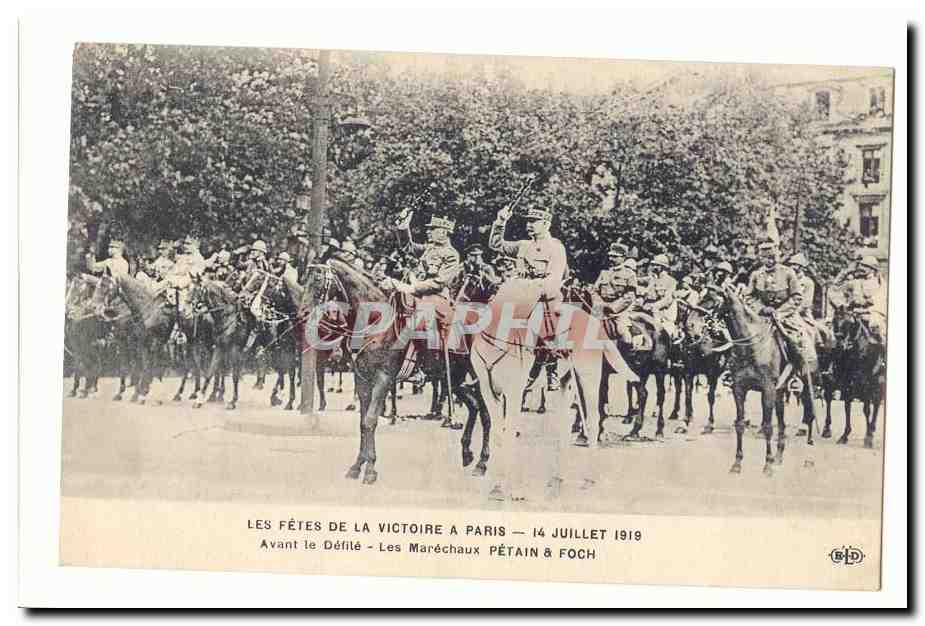 Les fetes de la victoire a Paris 14 juillet 1919 CPA Avant le defile Petain et Foch (militaria)