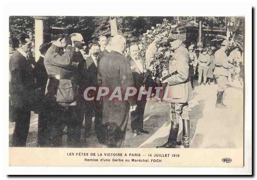 Les fetes de la victoire a Paris 14 juillet 1919 CPA Remise d'une gerbe au marechal Foch(militaria)