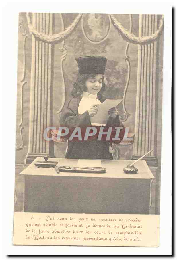 Jeune femme en costume de cour de justice — scène comique — CPAPHIL