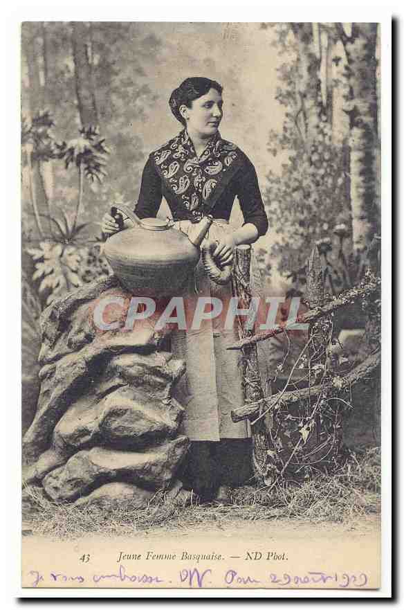 CPA Jeune femme basquaise