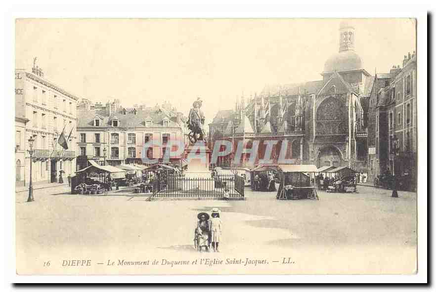Dieppe CPA Le monument de Duquesne et l'eglise Saint Jacques (marche tres animee)