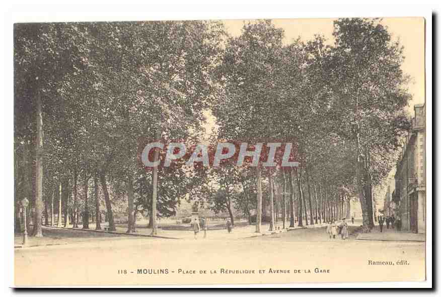 Moulins CPA Place de la Republique et Avenue de la gare
