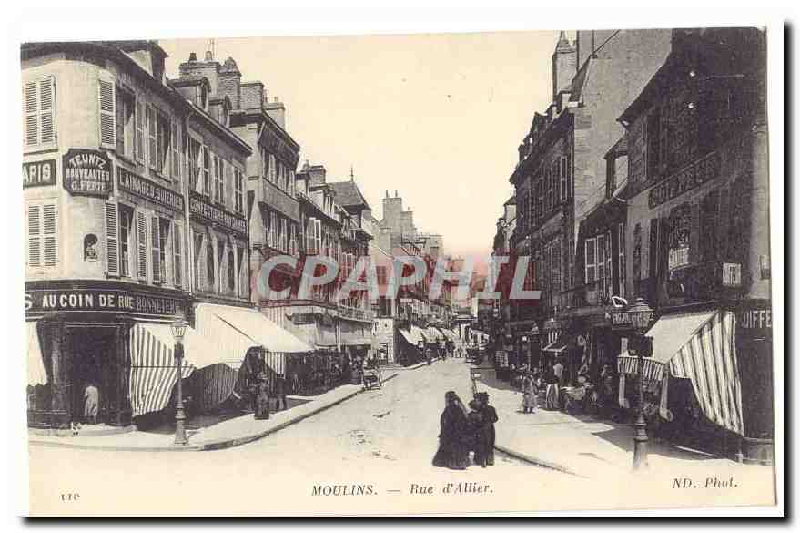 Moulins CPA Rue d'Aller (tres animee)