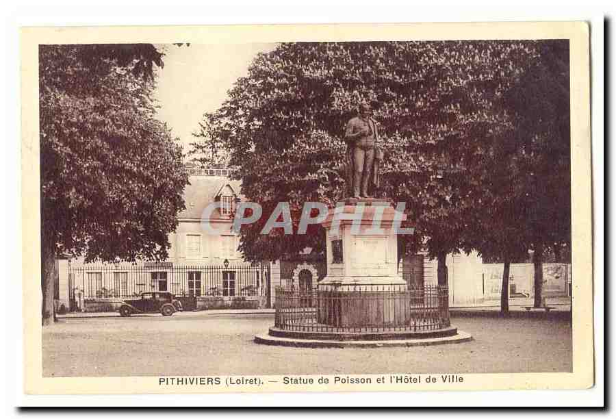 Pithiviers (Loiret) — Statue de Poisson et l'Hôtel de Ville