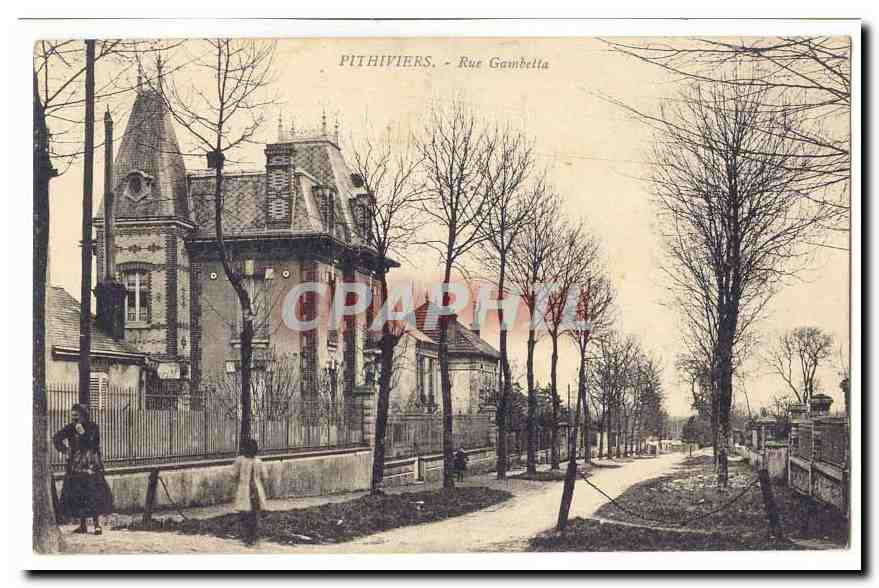Pithiviers — Rue Gambetta — vue de la rue avec maison à tourelle