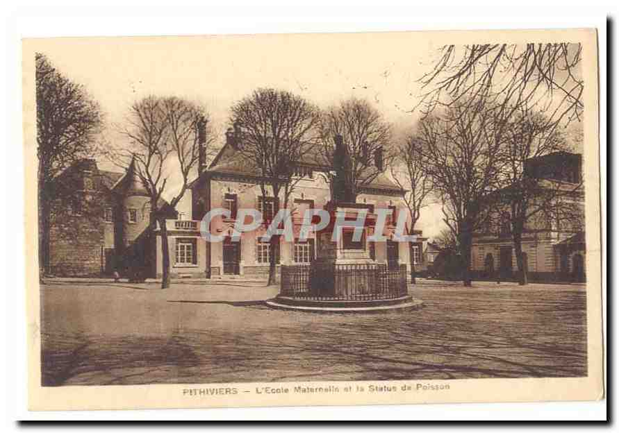 Pithiviers — L'École Maternelle et la Statue du Poisson