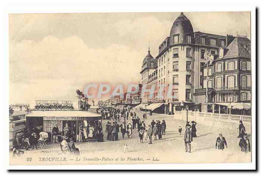 Trouville CPA Le Trouville Palace et les Planches (tres animee)
