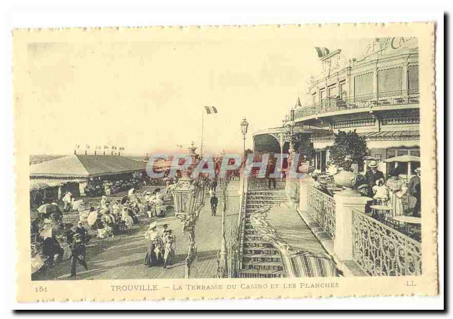 Trouville CPA La terrasse du casino et les planches